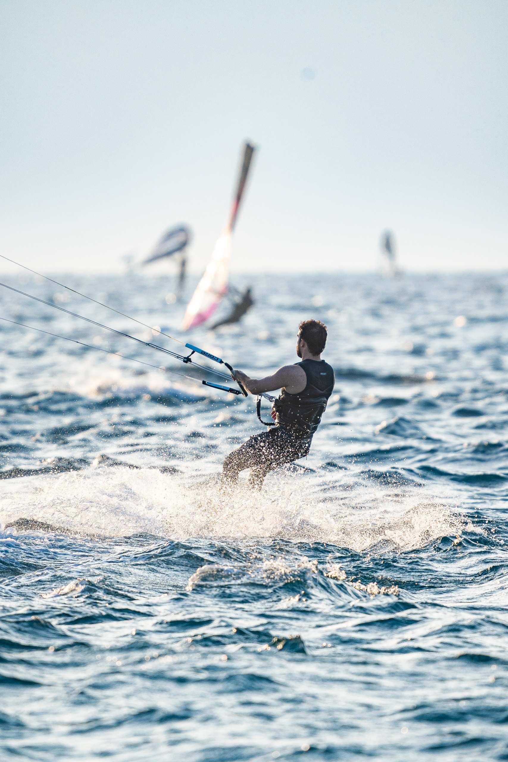 Kitesurfer tearing across the chop